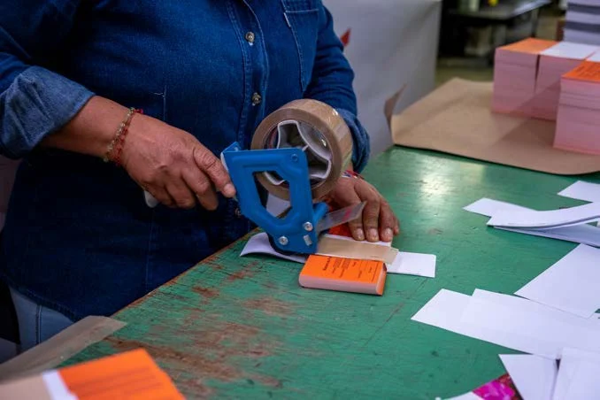 Preparación manual de paquetes de impresos en el taller de Editorial CIGOME