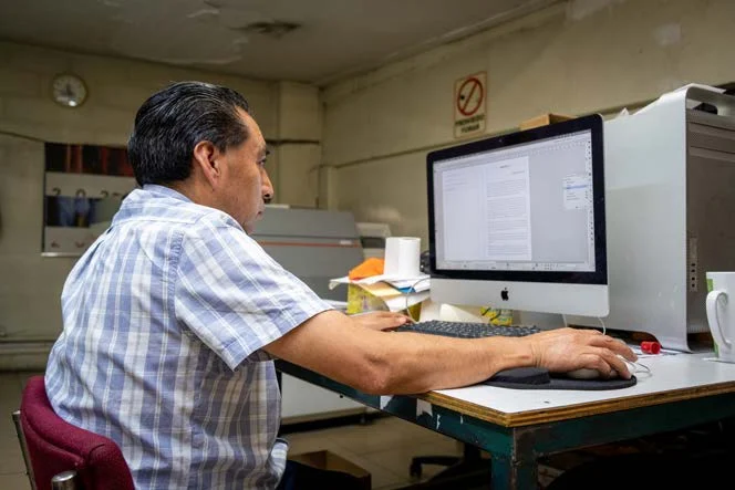 Diseño editorial de una publicación en computadora en Editorial CIGOME