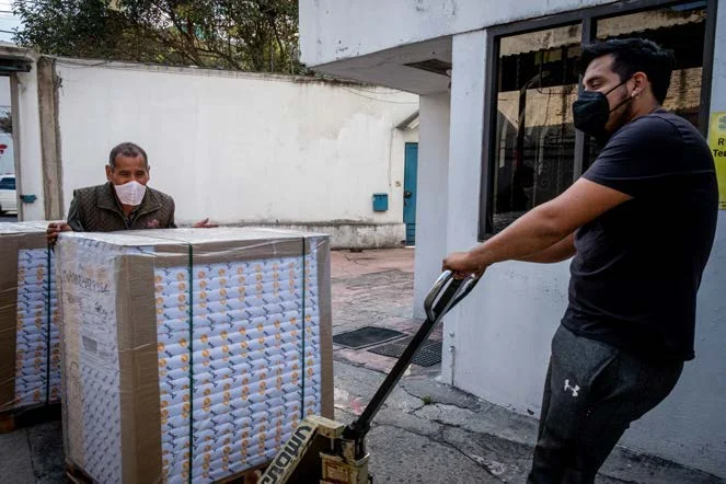 Traslado de materiales impresos mostrado en el brochure de Editorial CIGOME